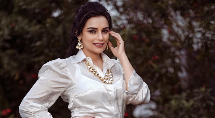 অশ্লীলতার অভিযোগে অভিনেত্রীর নামে মামলা
